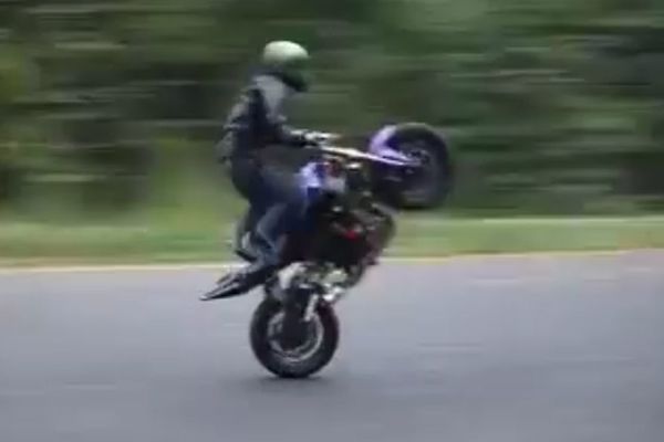 Zakon gravitacije postoji? Ovaj motociklista ne misli tako! (VIDEO)