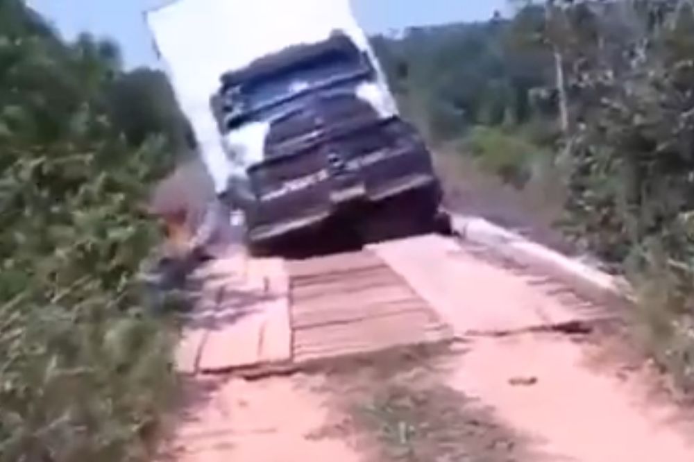 Poslušali Batu: Proterali autobus preko starog mosta... Šta mislite kako su prošli? (VIDEO)