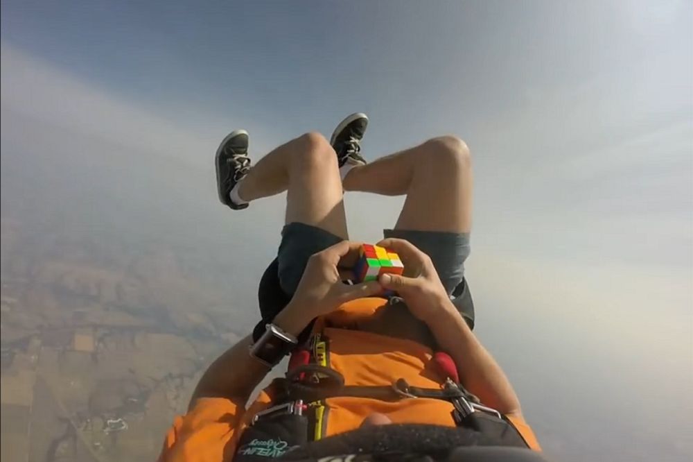 GENIJALAC: Lik skočio iz aviona i složio Rubikovu kocku u vazduhu (VIDEO)