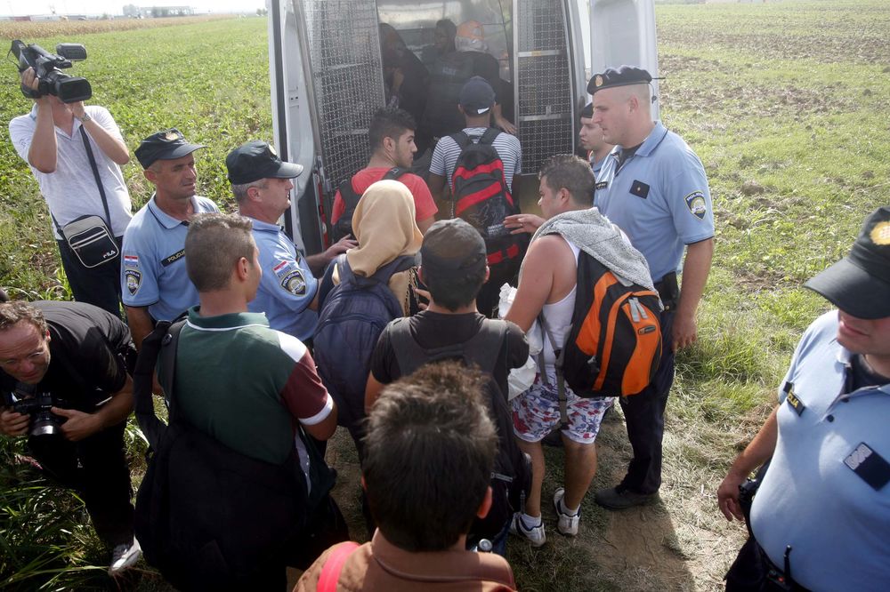 Hrvatski policajci tukli fotoreportere i izbeglice na teritoriji Srbije!