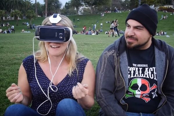 Gledali su 3D pornić na klupici u parku! Iskezićete se njihovim reakcijama (VIDEO)
