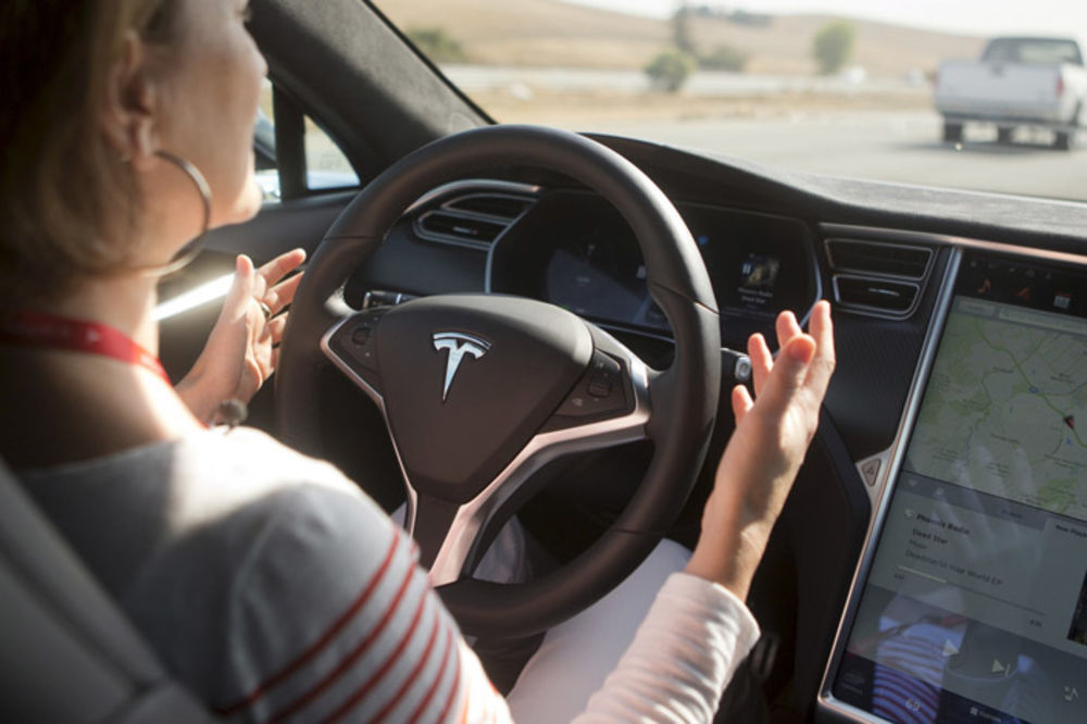 Važno je zvati se Tesla: Automobil budućnosti sad mogu da voze i slepi (VIDEO)