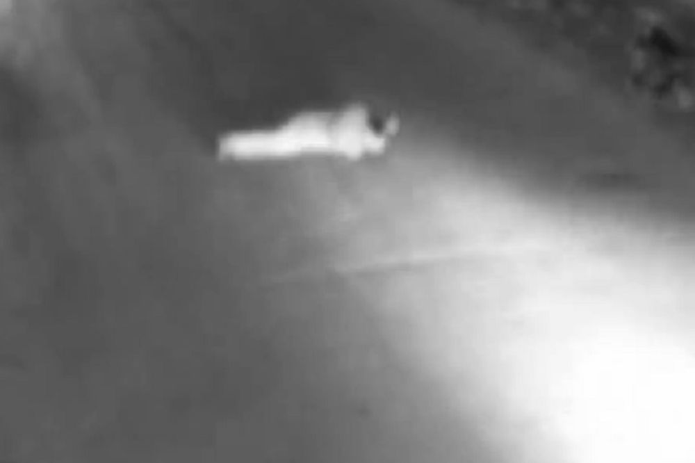 Nadrogiran zaspao nasred ulice, pa ga pregazio pijani motociklista! (UZNEMIRUJUĆI VIDEO)