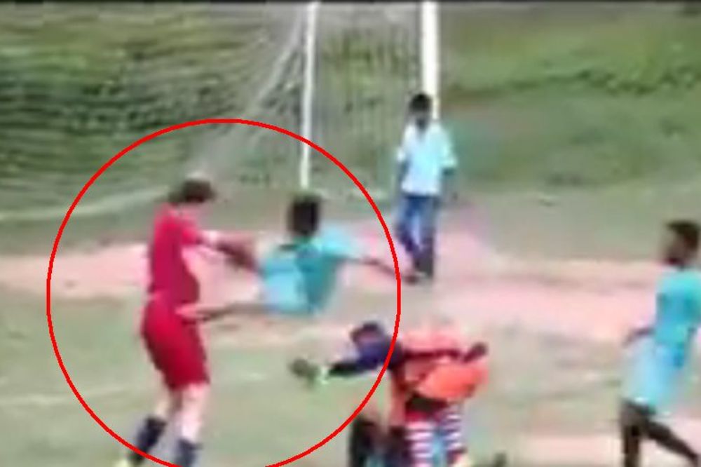 Čovek je nenormalan: Fudbaler napao protivnika divljačkim kung-fu udarcem! (VIDEO)