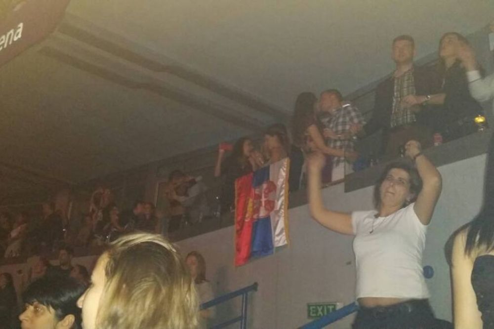 Srpska zastava ipak se vijorila na koncertu Dina Merlina u Areni! (FOTO)