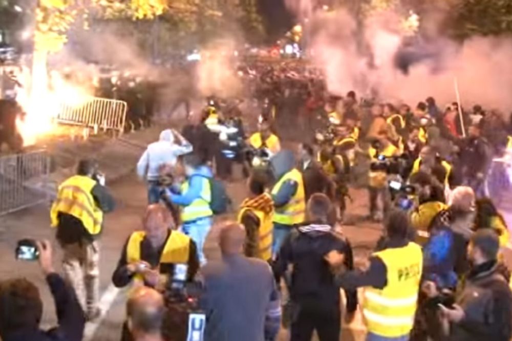 Ovako mlati Milova milicija: Najbrutalniji snimci sukoba policije s narodom! (VIDEO)