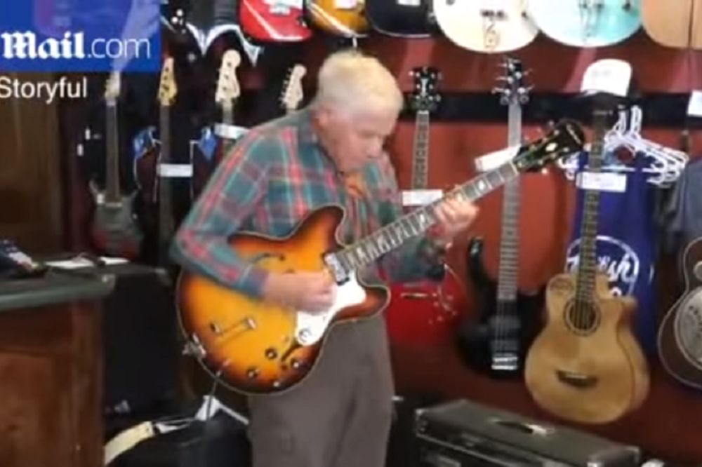 Dekica (81) kida kako svira gitaru! Ušao u prodavnicu i pokazao šta je veština (VIDEO)