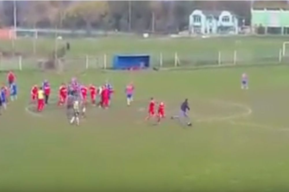 On je mrtav čovek! U Srpskoj ligi navijač udario protivničkog igrača, a onda je krenuo čopor! (VIDEO)