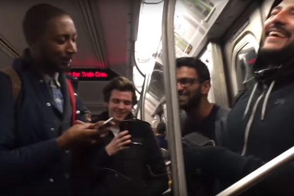 Šta uraditi kada ste dva sata zaglavljeni u metrou? Započeti žurku! (VIDEO)