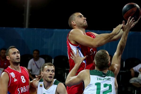 Finte od kojih se zavrti u glavi: Srpski basketaš u trci za najspektakularnijeg na svetu! (VIDEO)