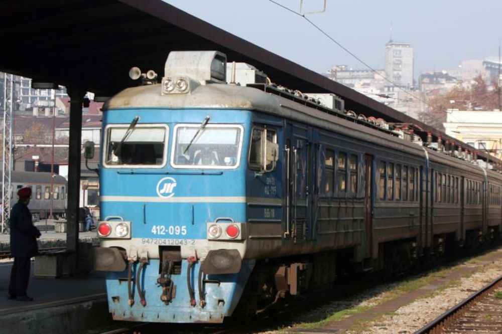 Jeziva smrt: Tinejdžera spržila struja na krovu vagona na Železničkoj, njegov drug u Urgentnom!