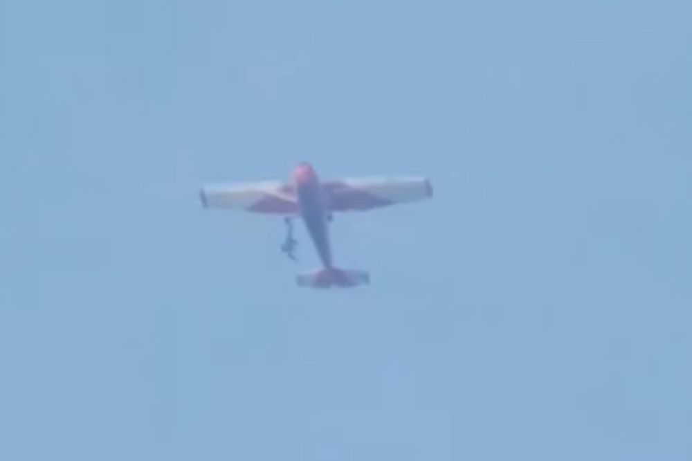 Padobranac pola sata visio zakačen za avion u letu! (VIDEO)