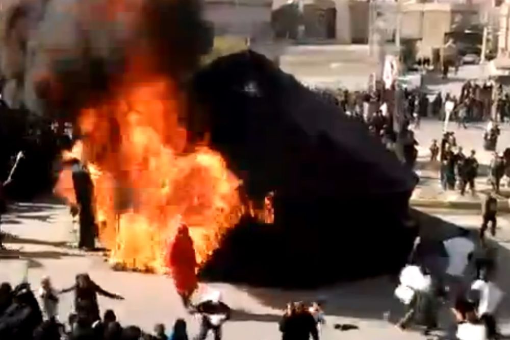 Tokom religiozne ceremonije zapalio se šator. S ljudima u njemu! (VIDEO)