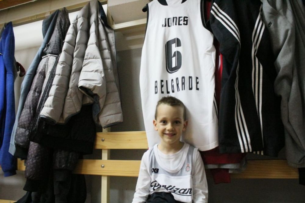 Sećate li se dečaka koji je plakao posle poraza Partizana? (FOTO)