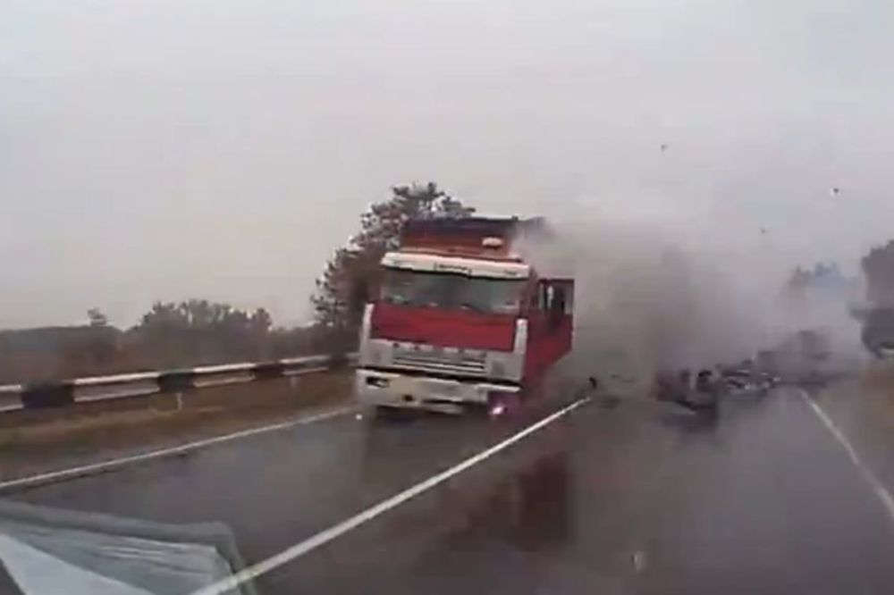 Vozač automobila ovo preticanje i sudar sa kamionom nije preživeo! (VIDEO)