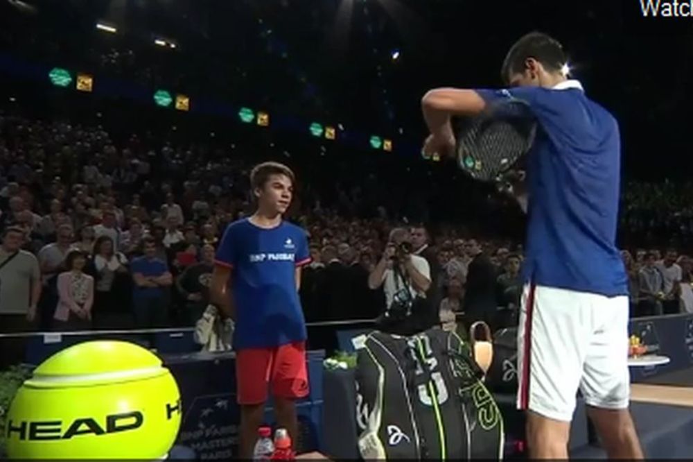 Novak poklonio reket dečaku, ali je pre toga uradio nešto što niko nije očekivao! (VIDEO)
