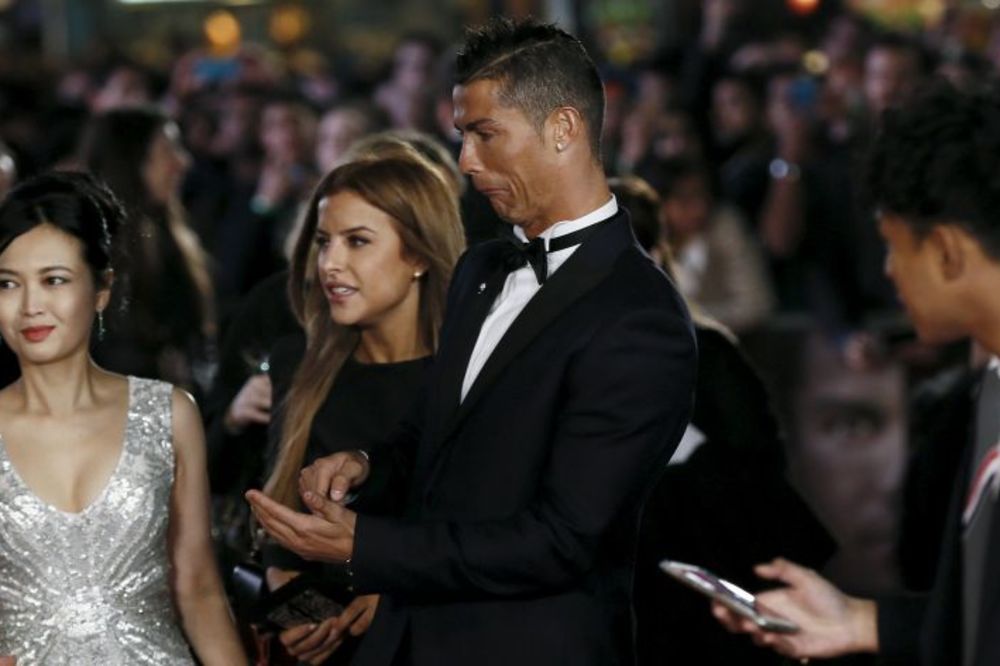 U Barseloni mu se smeju, ali neka pogledaju koliki je red za slikanje sa Ronaldom! (VIDEO)