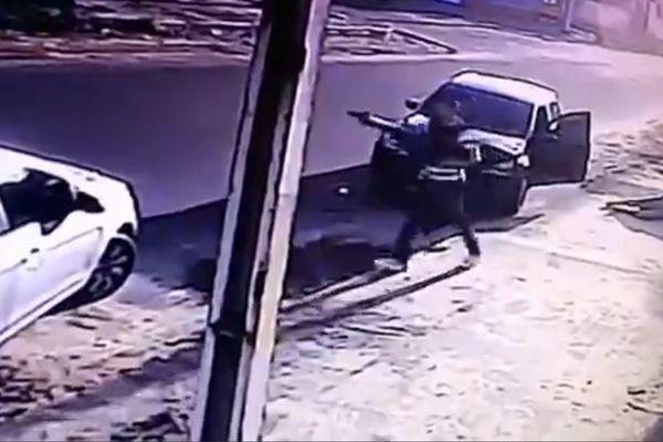 Policajac na dužnosti upucao dvoje nedužnih ljudi (UZNEMIRUJUĆI VIDEO)