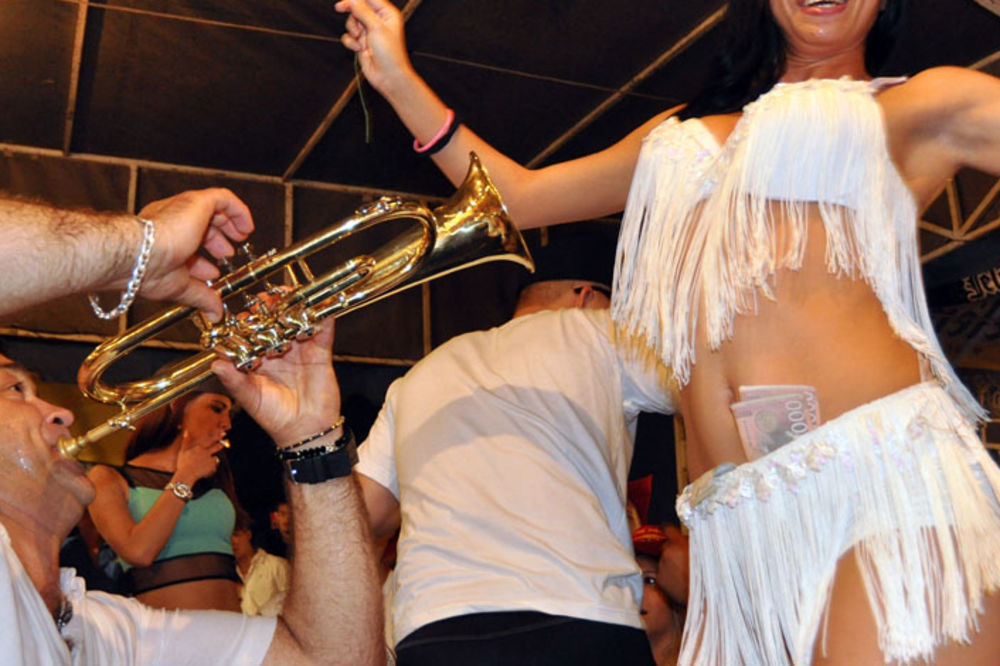Zašto se srpska slava sve više pretvara u paradu pijanstva i kiča? (FOTO)