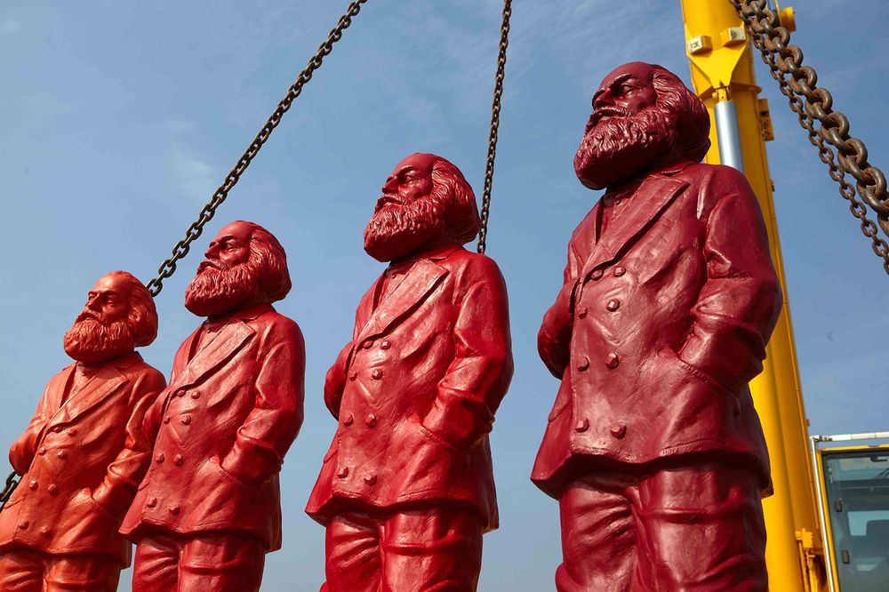 Od srpa do čekića: Da li razlikujete komunizam i socijalizam? (FOTO)