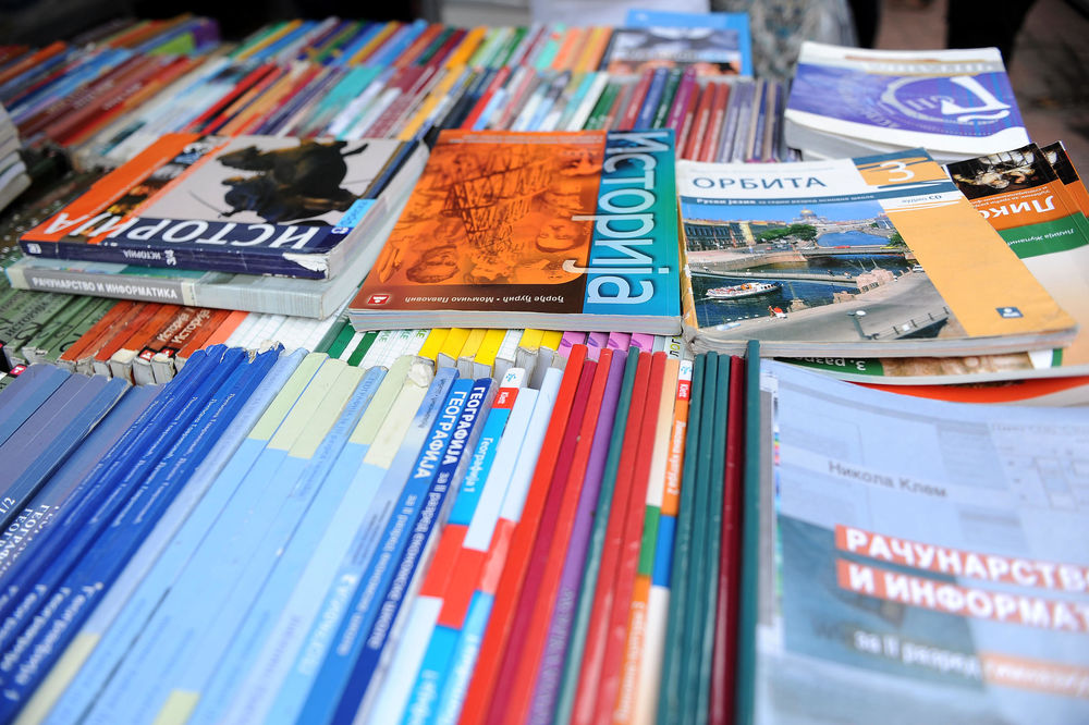 Evo kako izdavači udžbenika podmićuju nastavnike u Srbiji!