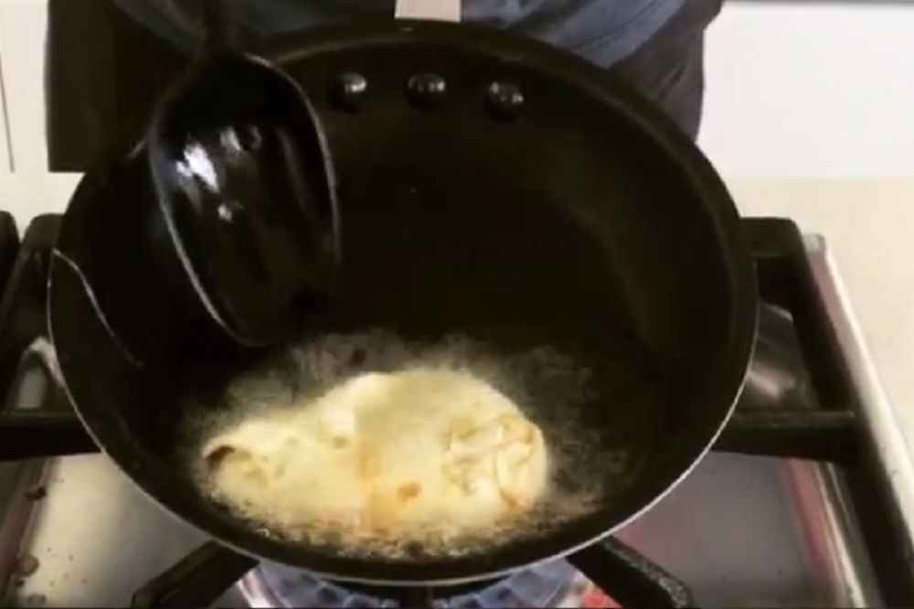 Sve vreme radite pogrešno: Ovo je najbolji način da ispržite jaje! (VIDEO)