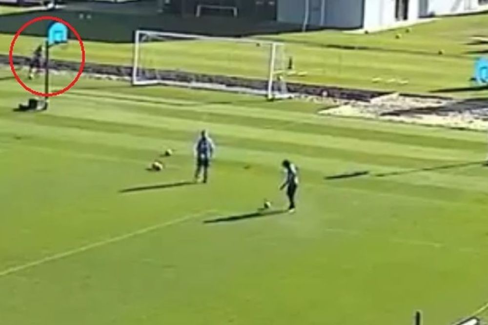 Fudbaler Intera kao od šale pogodio koš iz slobodnjaka sa preko 20 metara! (VIDEO)