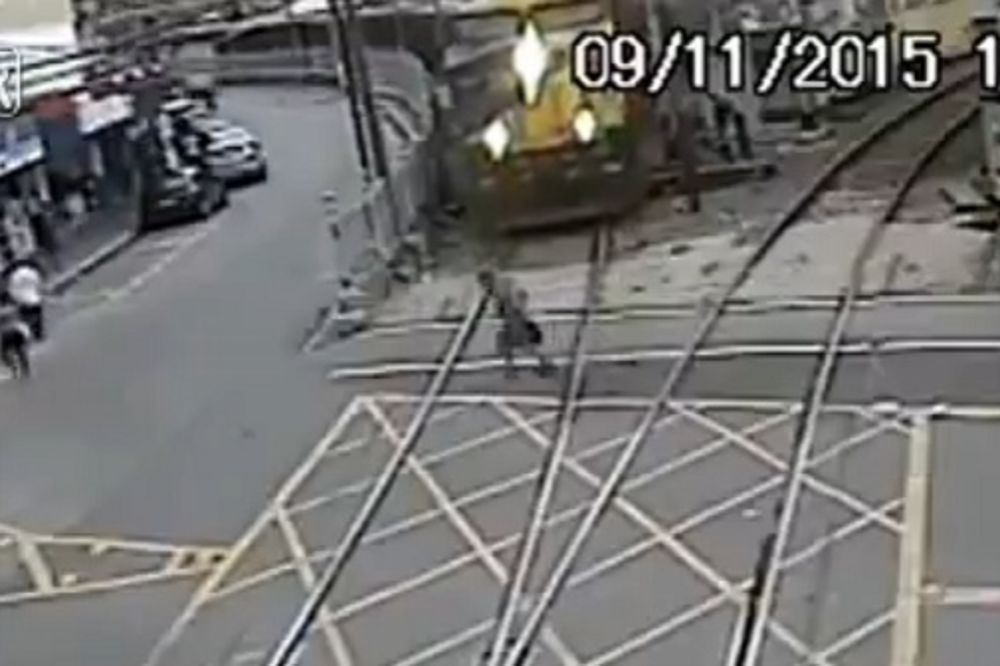 Izbegao smrt za milimetar: Dekica rešio da potpuno iskulira voz! (VIDEO)
