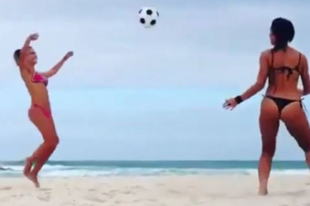 Zamislite sunce, plažu i njih dve na pesku... Kako pimpluju kao Ronaldo i Mesi! (VIDEO)