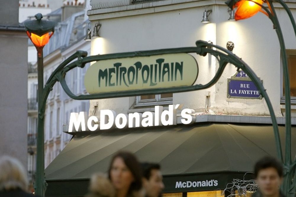Bombaš samoubica u Parizu ušao za Srpkinjama u Mekdonalds!
