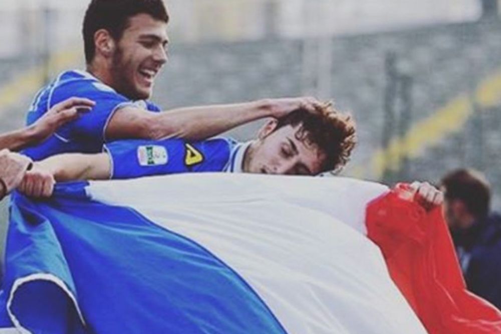 Nije mogao da zadrži suze: Italijanski fudbaler slavio gol uplakan sa francuskom zastavom! (VIDEO)