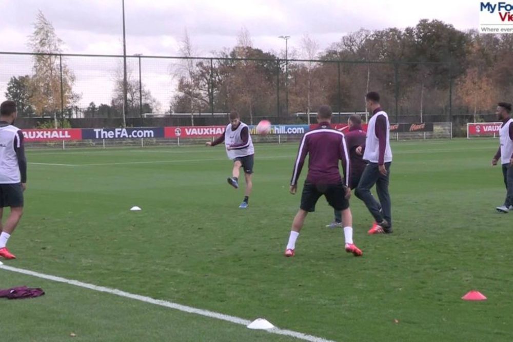 Englezi udarili ševu na treningu, ne zna se gde je lopta! (VIDEO)