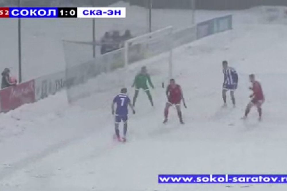 Rođaci, pa kako igrate fudbal po takvom vremenu?? Aaaaa, pa vi ste Rusi! (VIDEO)