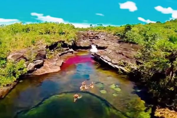 Da, ovo postoji: Reka u duginim bojama! (VIDEO)