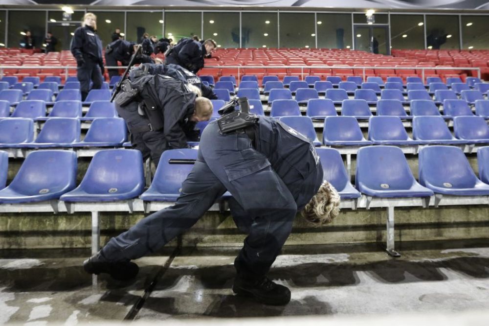Uzbuna u Nemačkoj: Evakuisan stadion Hanovera pred utakmicu pancera i Holandije! (FOTO) (VIDEO)