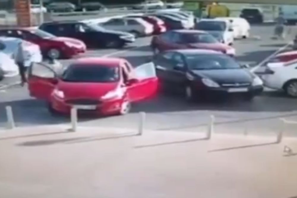 Posvađali su se oko parking mesta, sve raspravili i mirno razišli, a onda... Bam! (VIDEO)