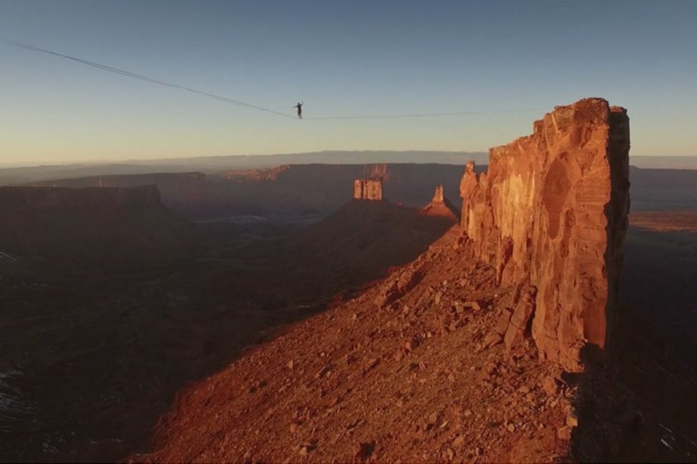 Ne gledajte ako se plašite visine: Od njegovog hoda po žici neće vam biti dobro! (VIDEO)