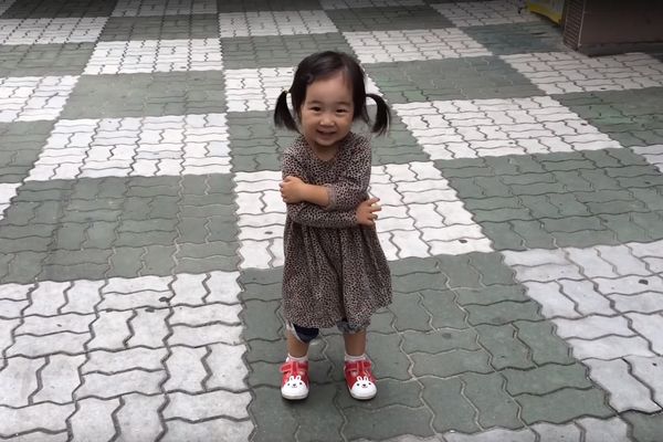 Koreanka ne može da sakrije uzbuđenje novim škripelicama! (VIDEO)