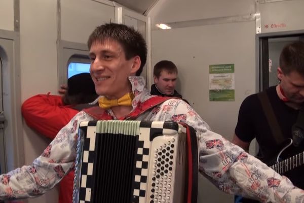 Vožnja ili koncert? Ovako izgleda harmonikaški maraton u metrou (VIDEO)