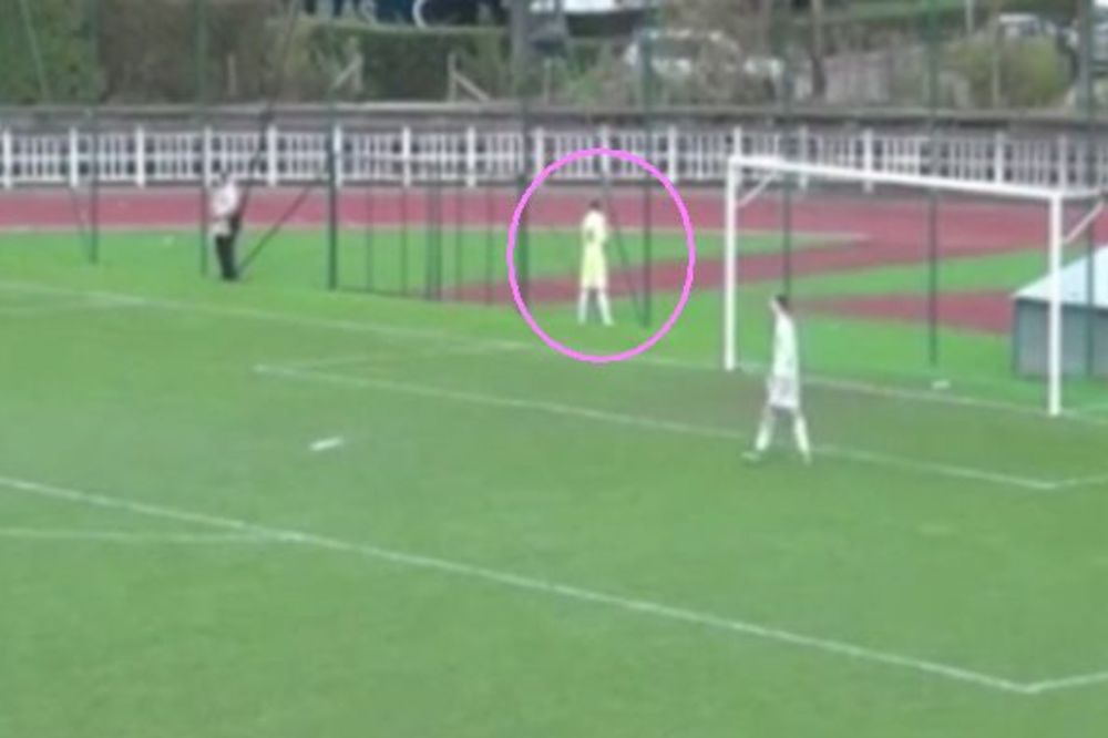 Fudbaler u sred igre otišao da se olakša iza protivničkog gola, a saigrači postigli pogodak! (VIDEO)