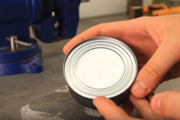 Da li znate da otvorite konzervu bez otvarača? (VIDEO)
