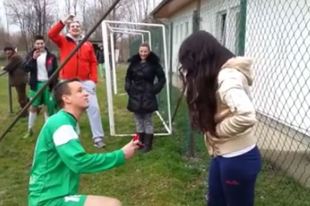 Raznežio je Srbiju: Fudbaler romantik originalno zaprosio devojku nasred utakmice! (VIDEO)
