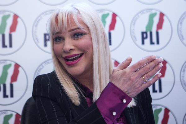 Venčala je pornografiju sa politikom: Srećan ti rođendan Ćićolina! (FOTO) (VIDEO)