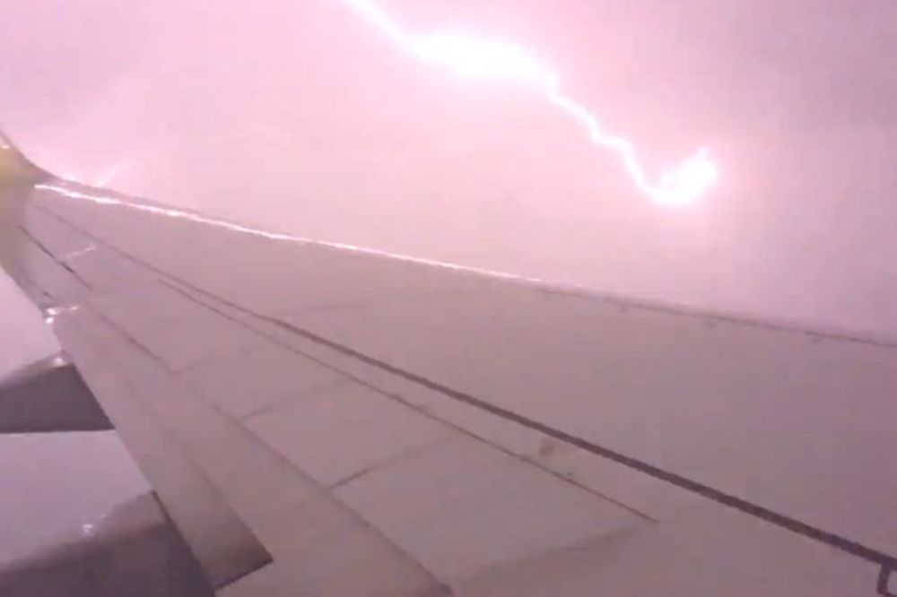 Sevaj munjo, udri grome: Ne bi vam bilo svejedno da ovo vidite s prozora aviona (VIDEO)