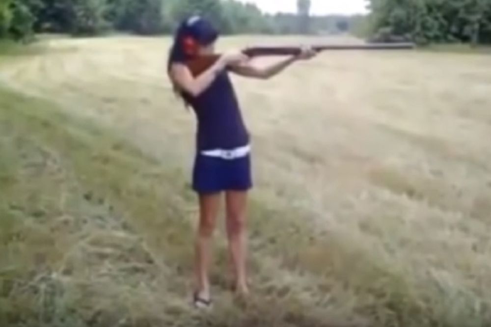Posle ovoga više joj neće pasti na pamet da puca iz puške! (VIDEO)