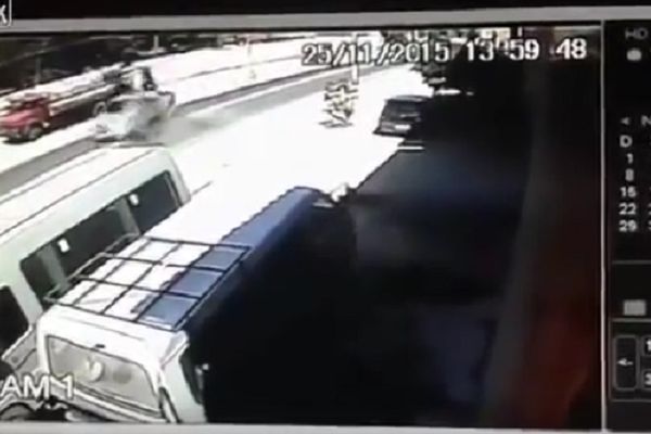 Zabio se u auto i preleteo 10 metara! (UZNEMIRUJUĆI VIDEO)