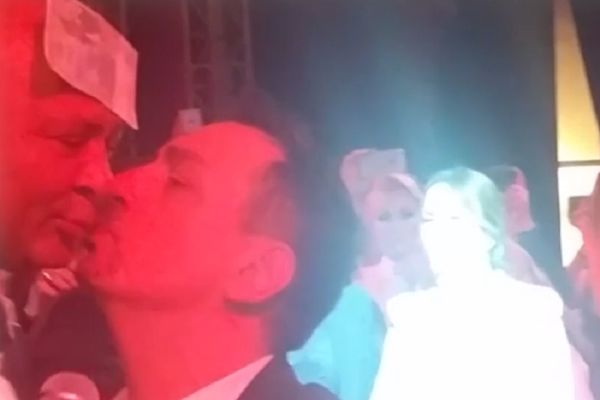 Dosad neviđeno: Keba na svadbi poljubio Džeja u usta! (FOTO) (VIDEO)