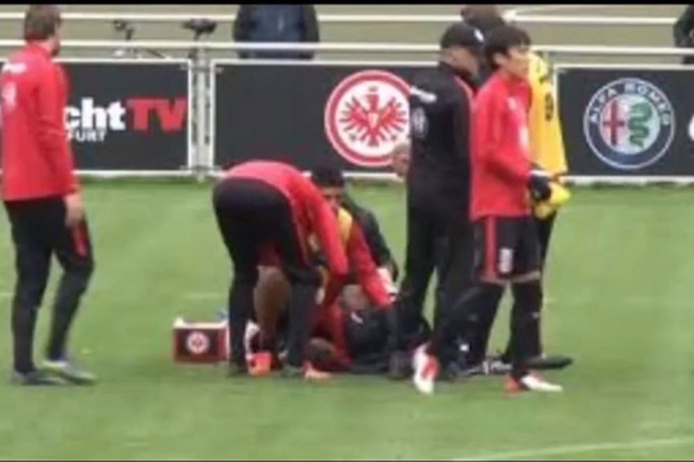 Nemački fudbaler posle sudara sa Srbinom ostao da leži na travi vrišteći od bolova! (FOTO) (VIDEO)