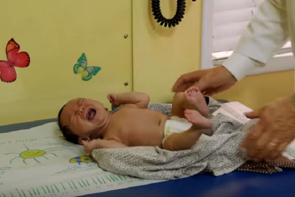 Evo šta da radite kada se vaša beba zaceni od plakanja, sigurno će odmah prestati! (VIDEO)