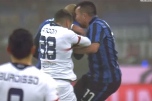 Žestok sudar dva igrača Intera: Felipe Melo prebačen u bolnicu, ne seća se ničega! (VIDEO)